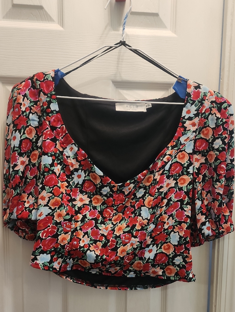 Astr Black Floral V-Neck Puff Sleeve Crop Top